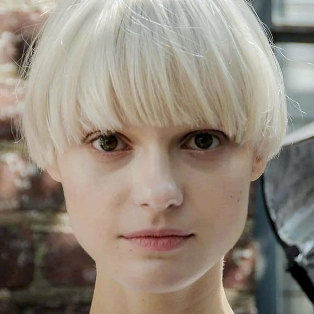 Стрижка горшок андеркат. Прическа горшок женская. Стрижка паж 2022 женская. Bowl cut стрижка женская. Bowl cut стрижка.