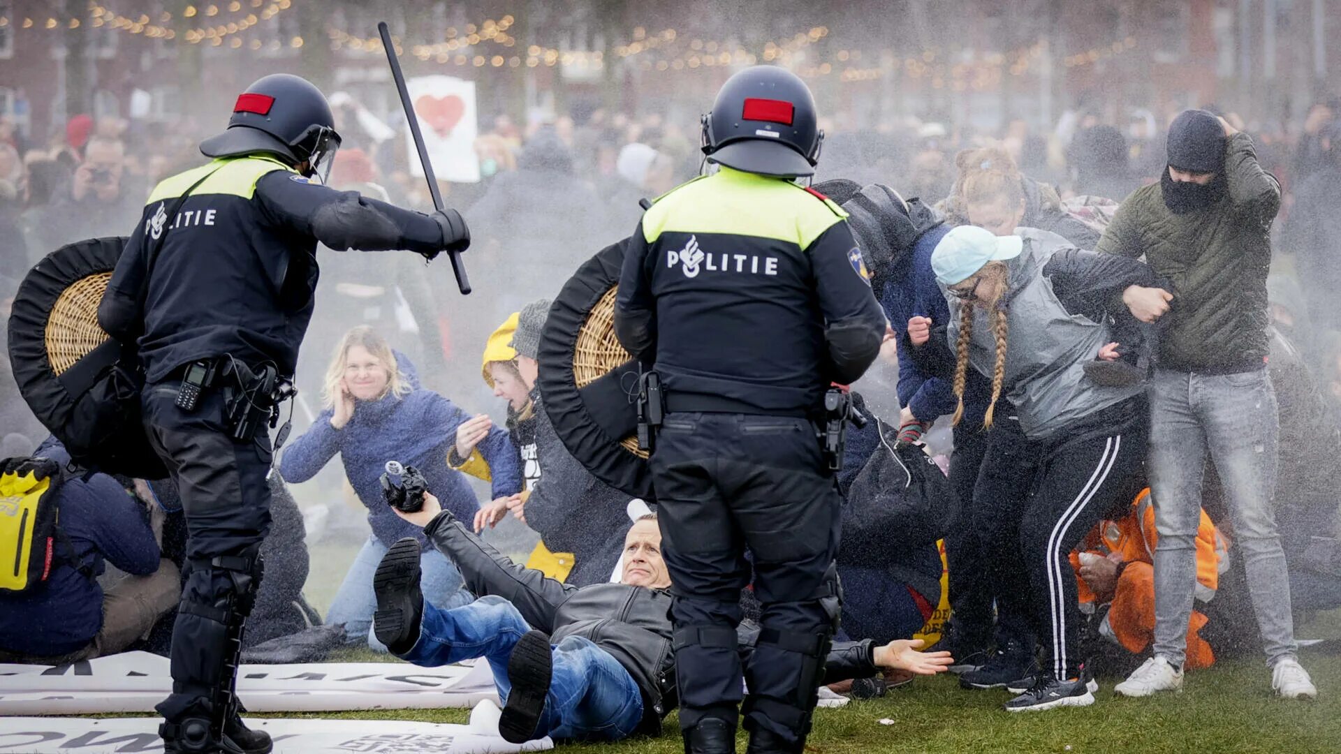 Почему бастует европа. Полиция Франции слезоточивый ГАЗ. Разгон в Нидерландах демонстрантов собаками. Разгон протестующих в Нидерландах.