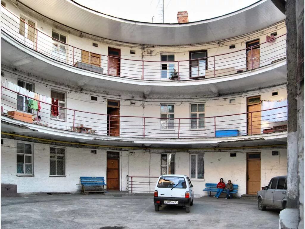 Ул александровская 107 круглый дом. «круглый дом» (жилой дом для рабочих завода «красный котельщик»). Круглое здание таганрог. Круглый дом в таганроге планировка. Таганрог александровская 107.