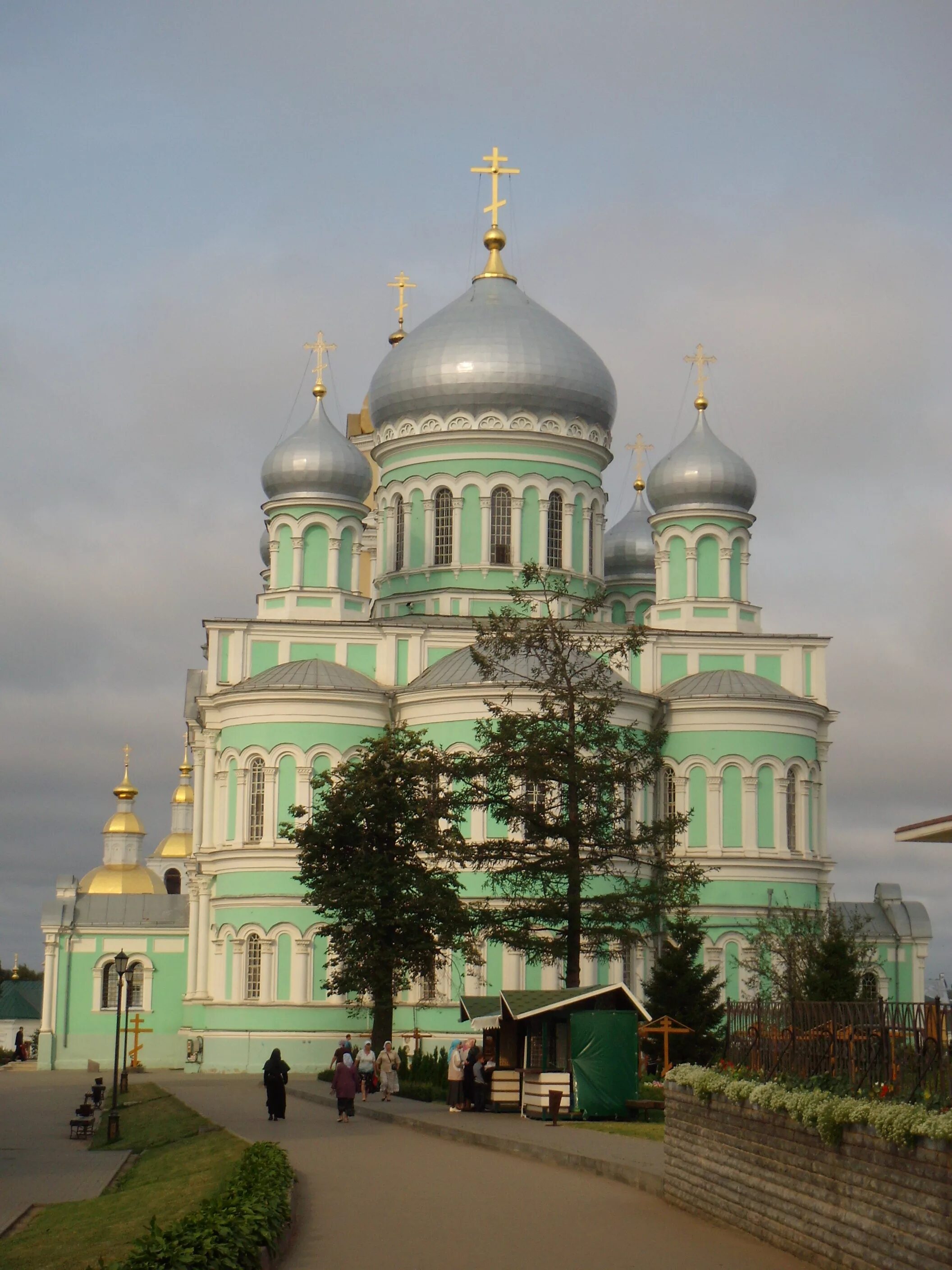 Свято троицкий дивеево. Свято-Троицкий Серафимо-Дивеевский монастырь. Дивеево Свято Троицкий монастырь. Дивеево Свято Троицкий Серафимо Дивеевский.