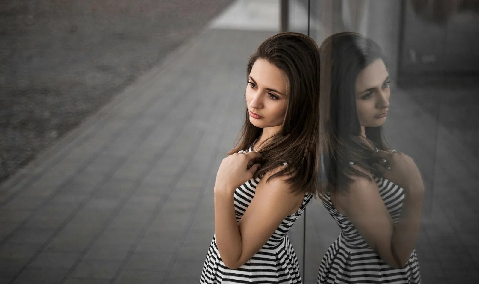 Красивые подруги. Красивые девушки подруги. Девушка с магнитофоном. Женщина со скрипкой. Песни про красивых девушек современные.