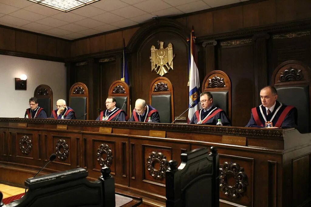 Судебное решение объявляется. Конституционный суд Аргентины. Конституционный суд Молдовы закрывают партии.