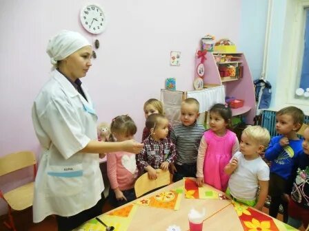 младший воспитатель в нижнем. младший воспитатель 1 садик. младший воспитатель в детский сад. прическа в детский сад младшим воспитателем. няня в детском саду.