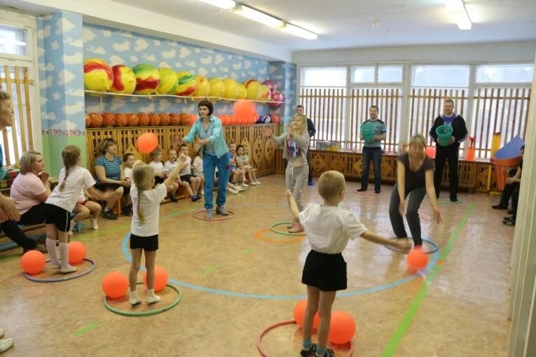 Праздник папа мама я спортивная семья в детском саду. Эстафеты папа мама я спортивная семья в детском саду. Спортивное развлечение в детском саду. Физкультурные праздники в детском саду.