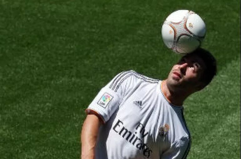 Ари сам ви. Пас в поисках головы. Футболисты пас. Футболисты пас. Удар головой в футболе.