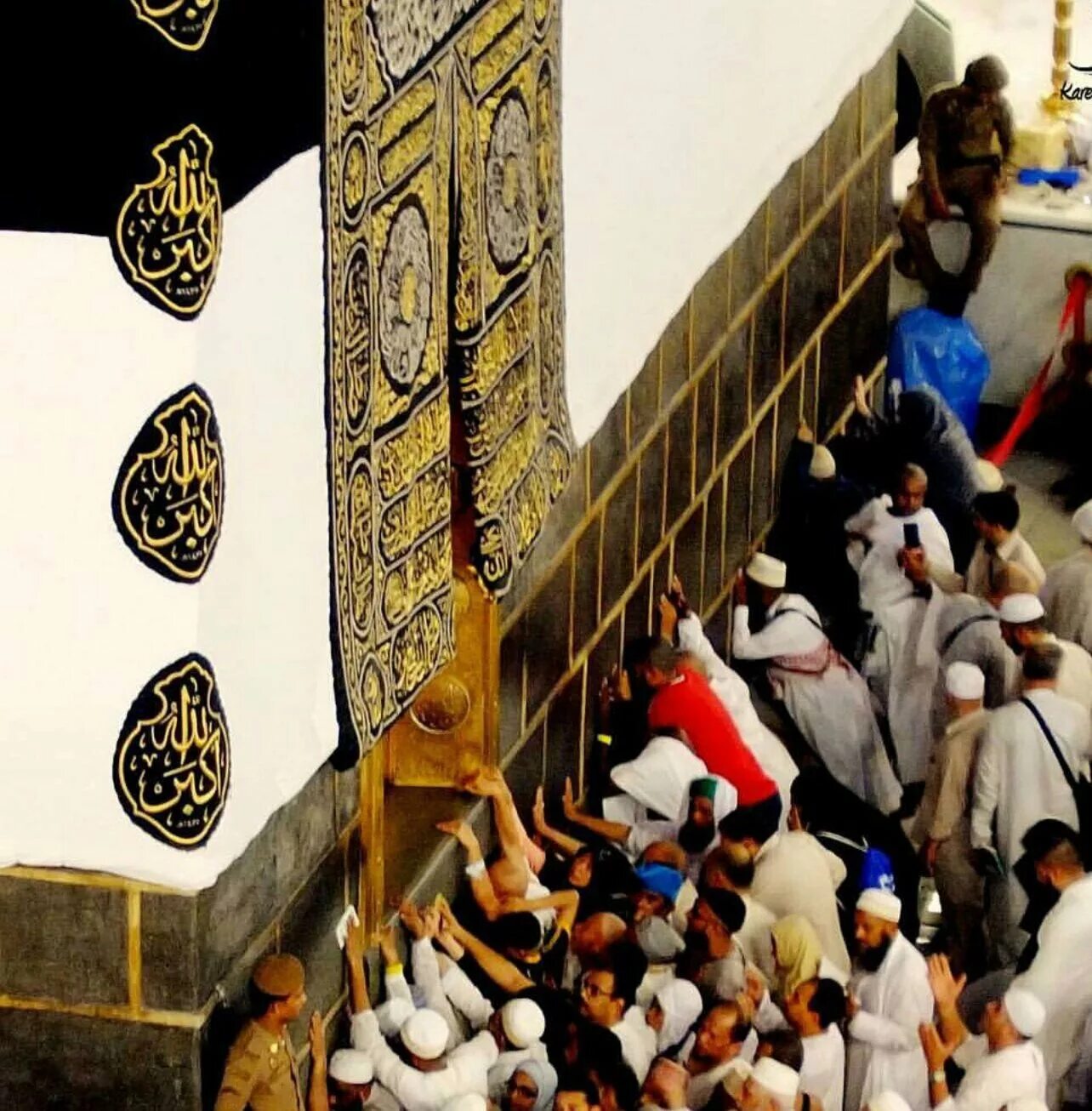 Коран в аль харам. Мекка Кааба Коран. Самый большой Коран в Мекке. Мусхафы в мечети Аль харам. Ворота в Мекке в стиле Корана.
