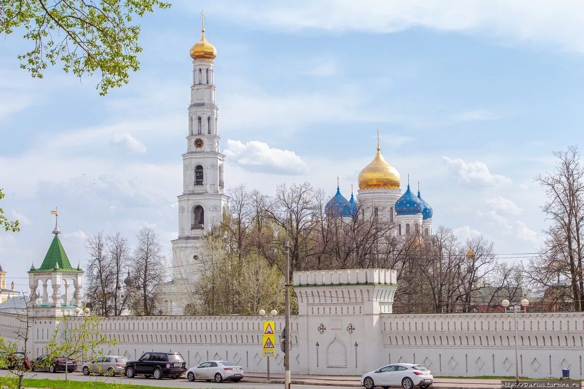 Сайт николо угрешского монастыря. Николо-Угрешский монастырь святые ворота. Николо-Угрешский монастырь вид сверху. D Николо-Угрешский монастырь.. Николо Угрешский монастырь снаружи.