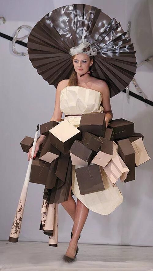 Модели материала. Одежда из бумаги. Наряды из картона. Платье из картона. Авангардные костюмы из бумаги и картона.