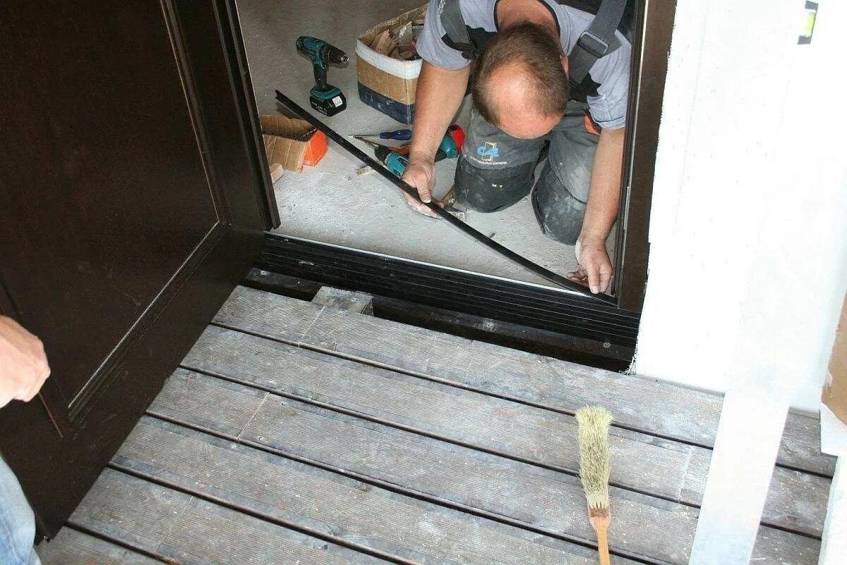 Порожек на балкон. Уголок снизу межкомнатной двери. Порог между комнатами. Дверной порожек 2см. Монтаж входной металлической двери.