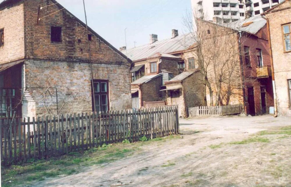 Дома начала 2000. Дома начала 2000. Куйбышева 90 самара. Купеческие дома. Дом купца.