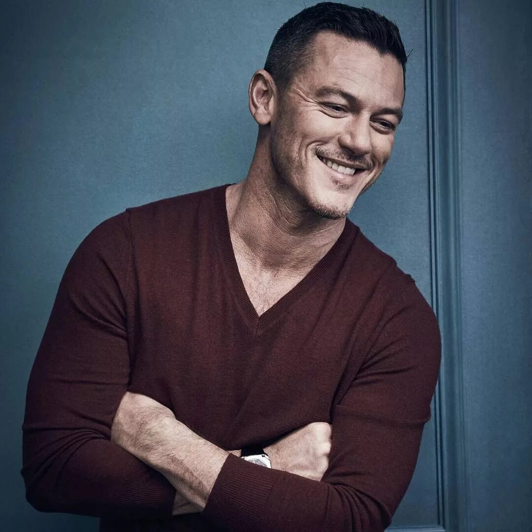 Luke evans. Люк Эванс. Люк Эванс в молодости. Люк Эванс 2022. Люк Эванс 2023.