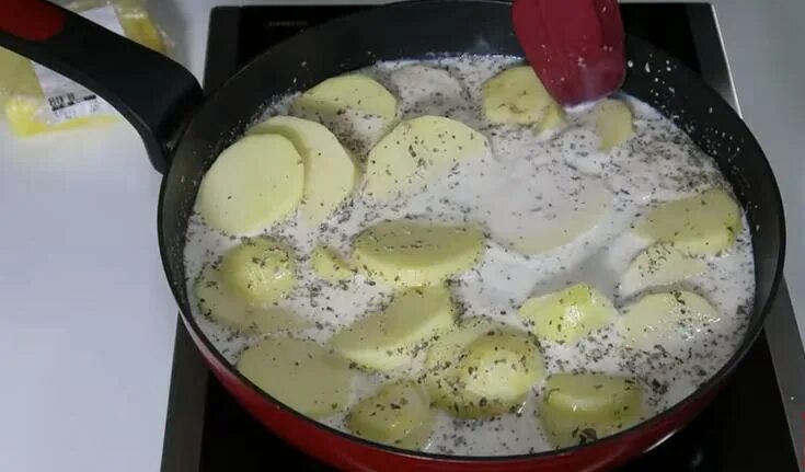 Картошка на сливочном масле на сковороде. Картошка со сливками. Жареная картошка со сливками. Картошка со сливками на сковороде. Картофель со сливками на сковороде.