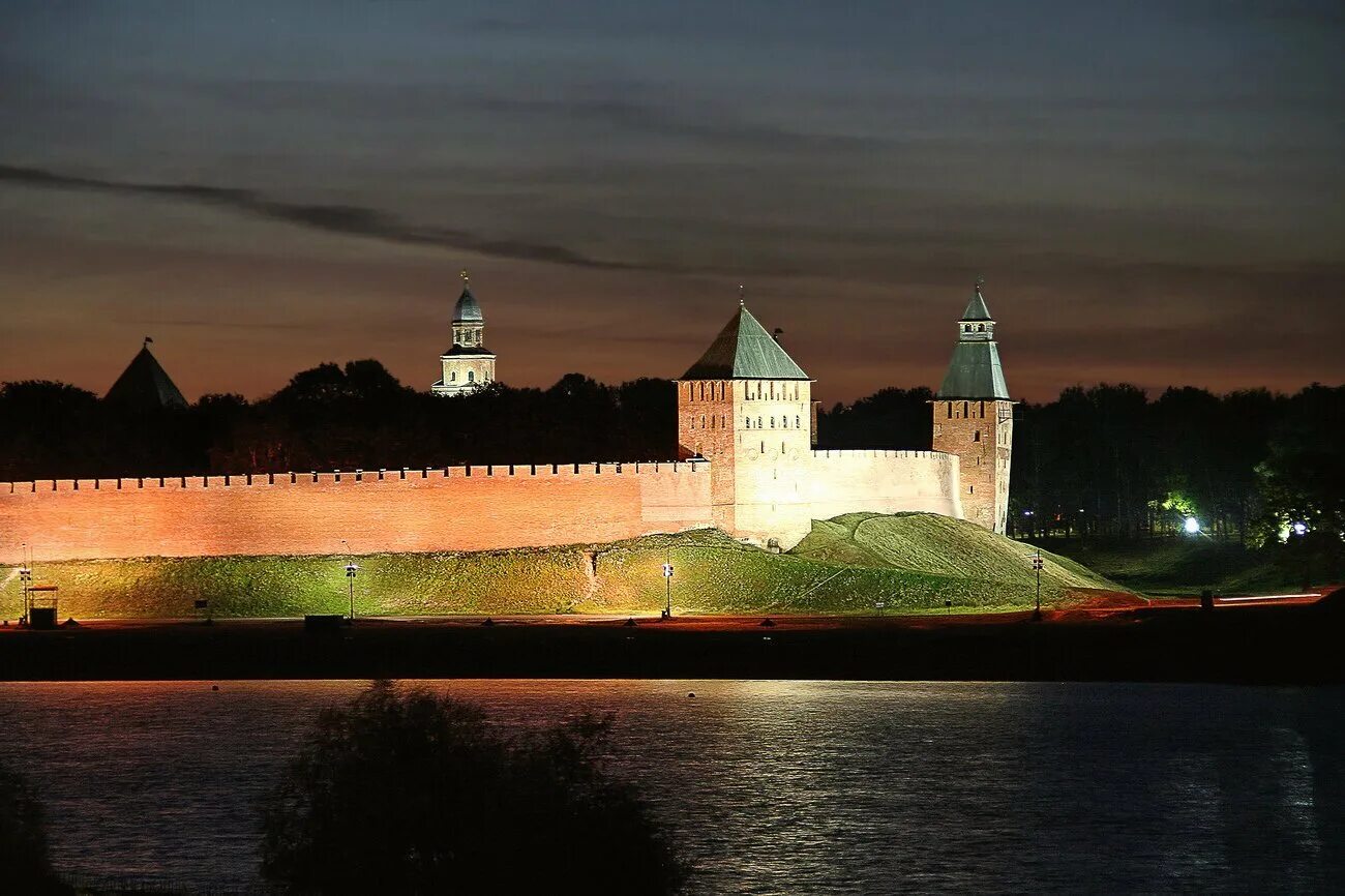 Кремли и крепости правила. Новгородский Кремль (Новгородский Детинец). Новгород Кремль Детинец. Крепость Детинец Великий Новгород. Кремль Детинец в Великом Новгороде.