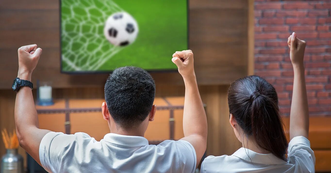 Спорт по телевизору. Телевизор футбол. Футбол по телеку. Фото смотрят футбол.