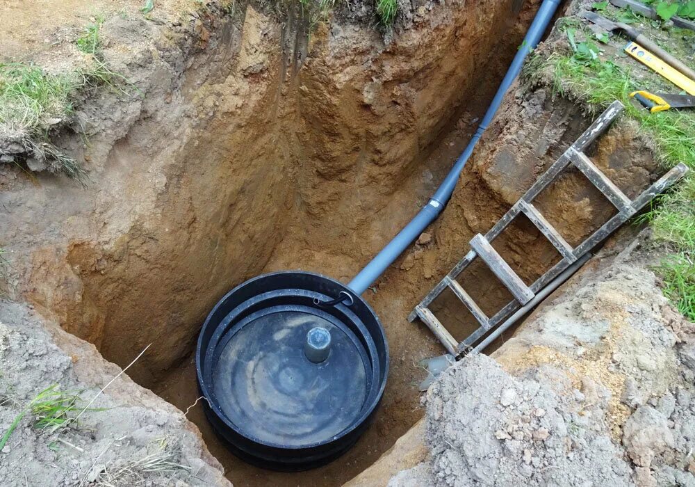 Завести воду скважина. Колодец водоснабжения. Колодец для водопровода. Колодец для трубопровода. Обустройство колодца водопровода.