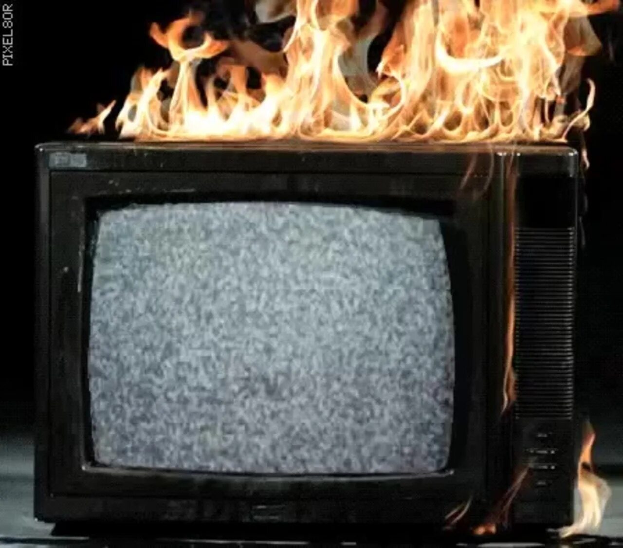 Горящий телевизор. Старый телевизор. Возгорание телевизора. Старый телевизор в огне. Сгоревший экран