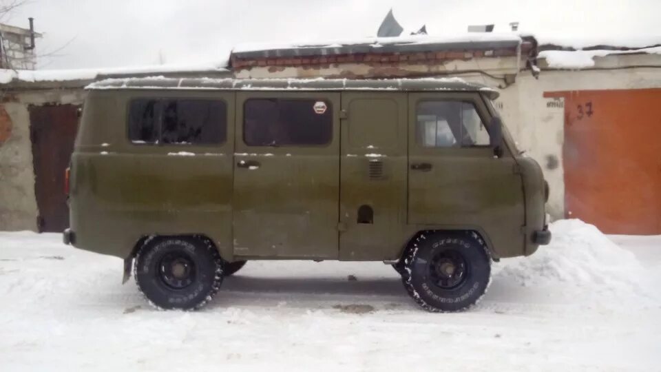 Уаз буханка колеса r18. Уаз буханка на 31 колесах. Диски на уаз буханку. Вылет на уаз буханка. Уаз 452 буханка заброшенный.