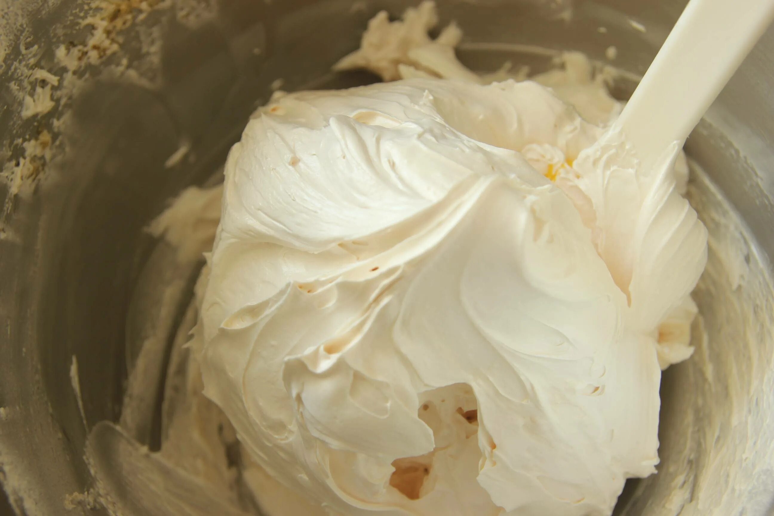 Белковый крем. Взбивание белкового крема. Густой белковый крем. Белковый крем для торта.
