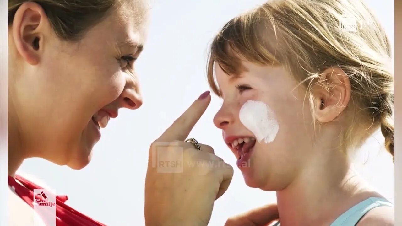 Moisturizing baby mother. Профилактика опрелостей фото. Намазал маму кремом. Крем для детей. Мама мажет ребенка кремом.