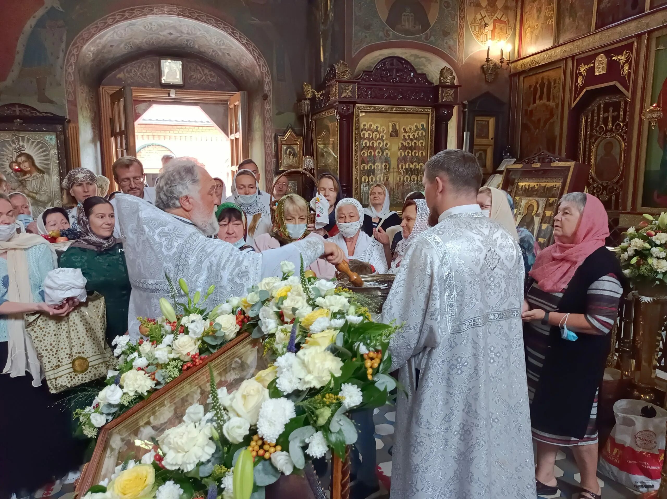 Преображение господне празднов. 19 августа праздник церковный преображение господне. Икона преображение богородиц. Архиерейское служение в волоконовке 22 08 2021. Крестный ход на пасху в преображение господне.