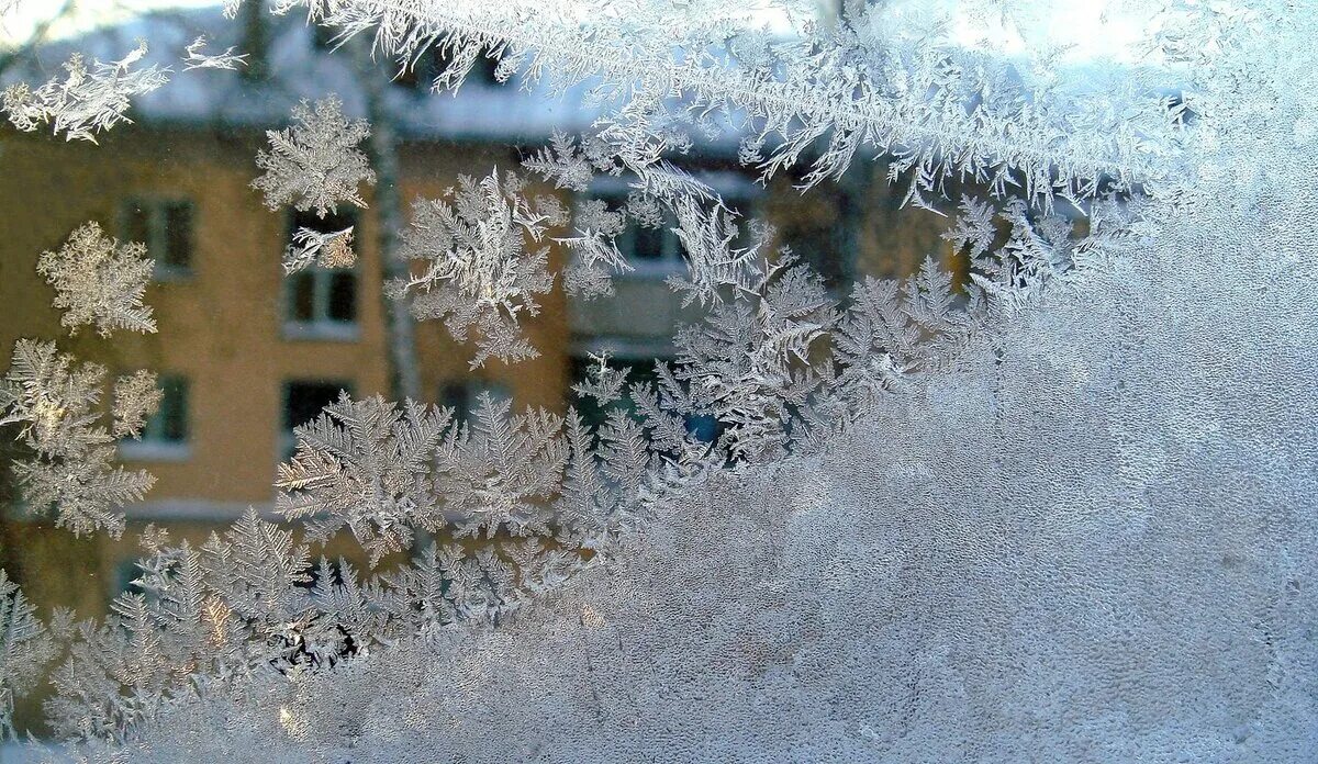 Почему на стекле образуется иней. Иней на окне. Зимние узоры на окнах. Снежные узоры на окнах. Зимнее окно с морозными узорами.