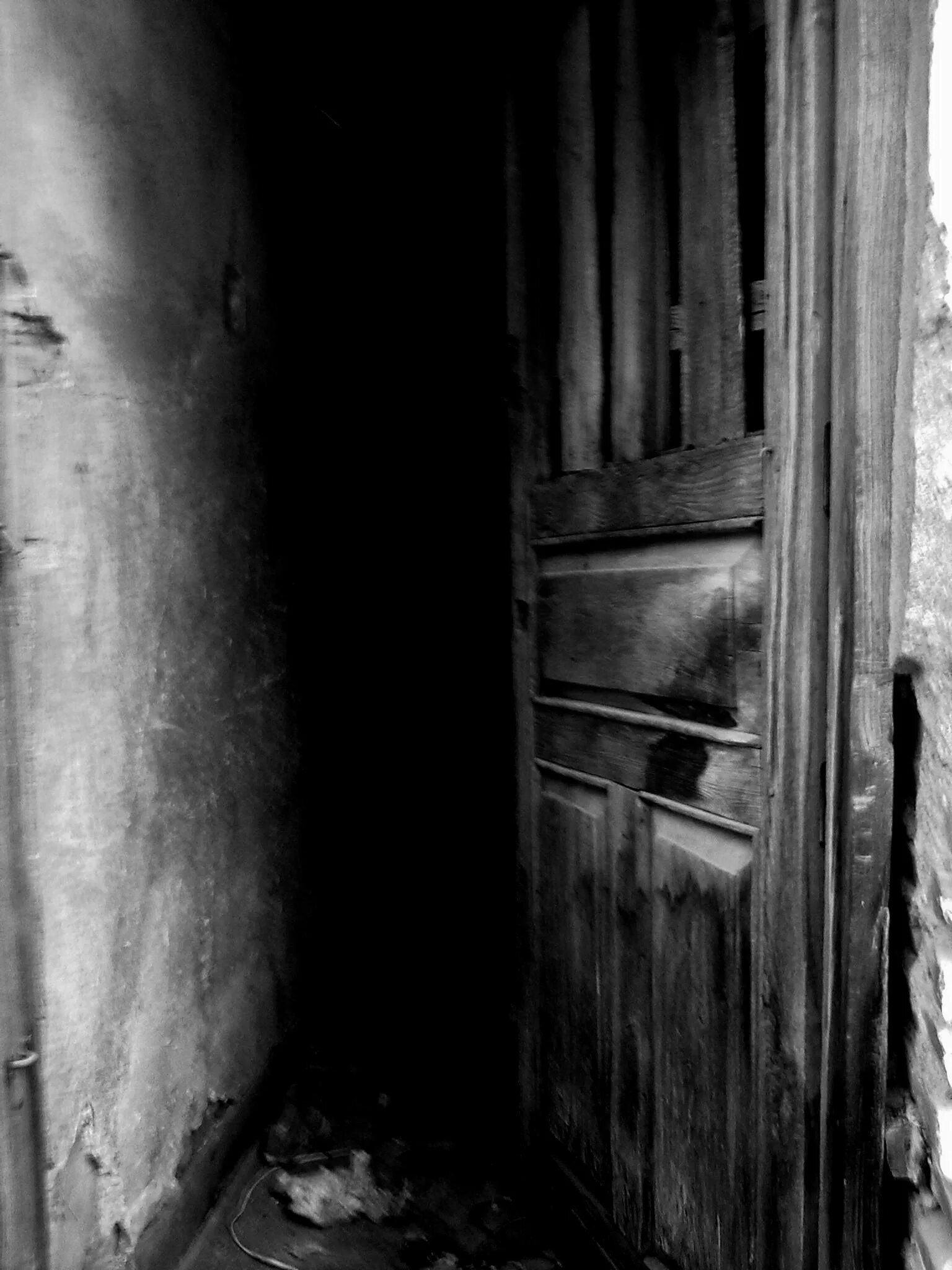 Жуткие двери. Страшная дверь. Открытая дверь.