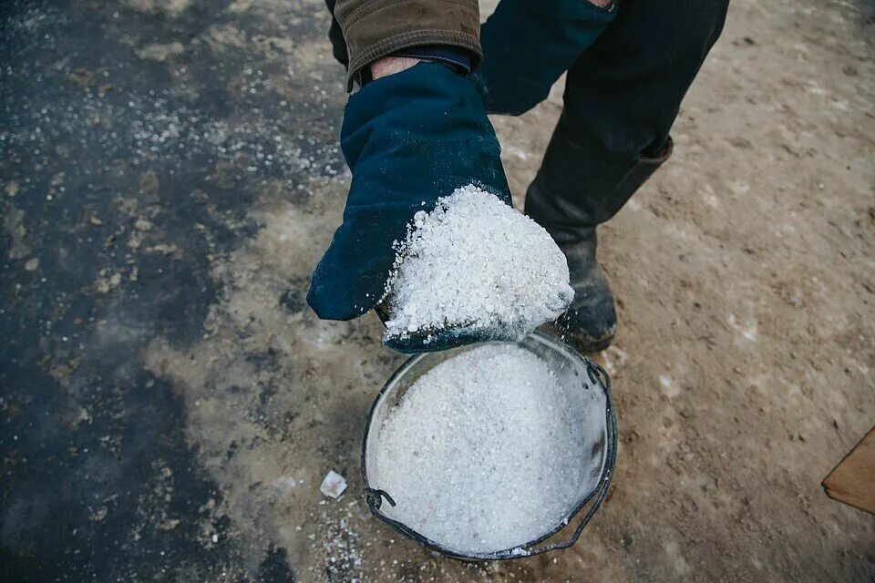 Сыпать разбор. Антигололедные реагенты. Соль реагент. Соль реагент для дорог. Посыпка реагентами тротуаров.