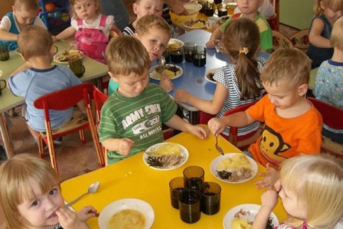 Завтрак в детском саду. Обед в детском саду. Обед детей в детском саду. Дети едят в детском саду.