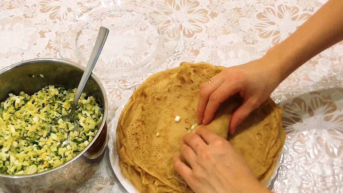 Блины на воде с начинкой. Блины с начинкой рис с яйцом. Блины на минеральной воде. Странные блины. Начинка для блинов рис с яйцом