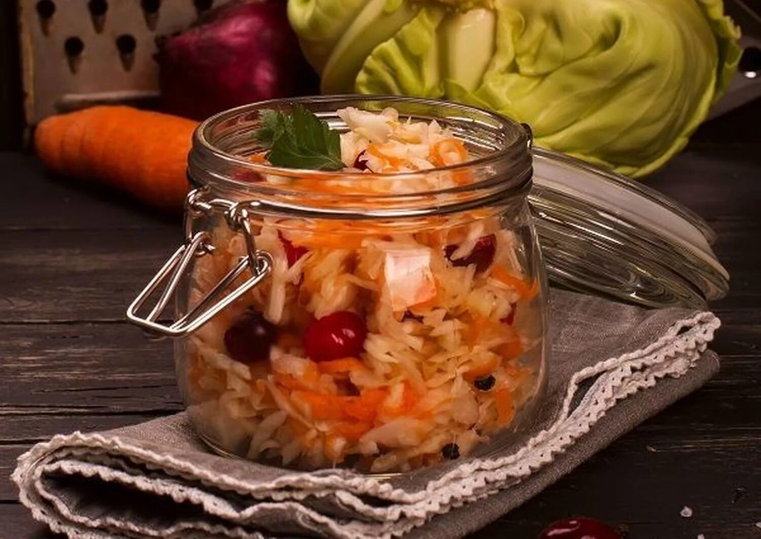 Рецепт капуста с морковью на зиму. Квашеная капуста с клюквой. салат с квашеной капустой. квашеная капуста с клюквой в банке. маринование и квашение.