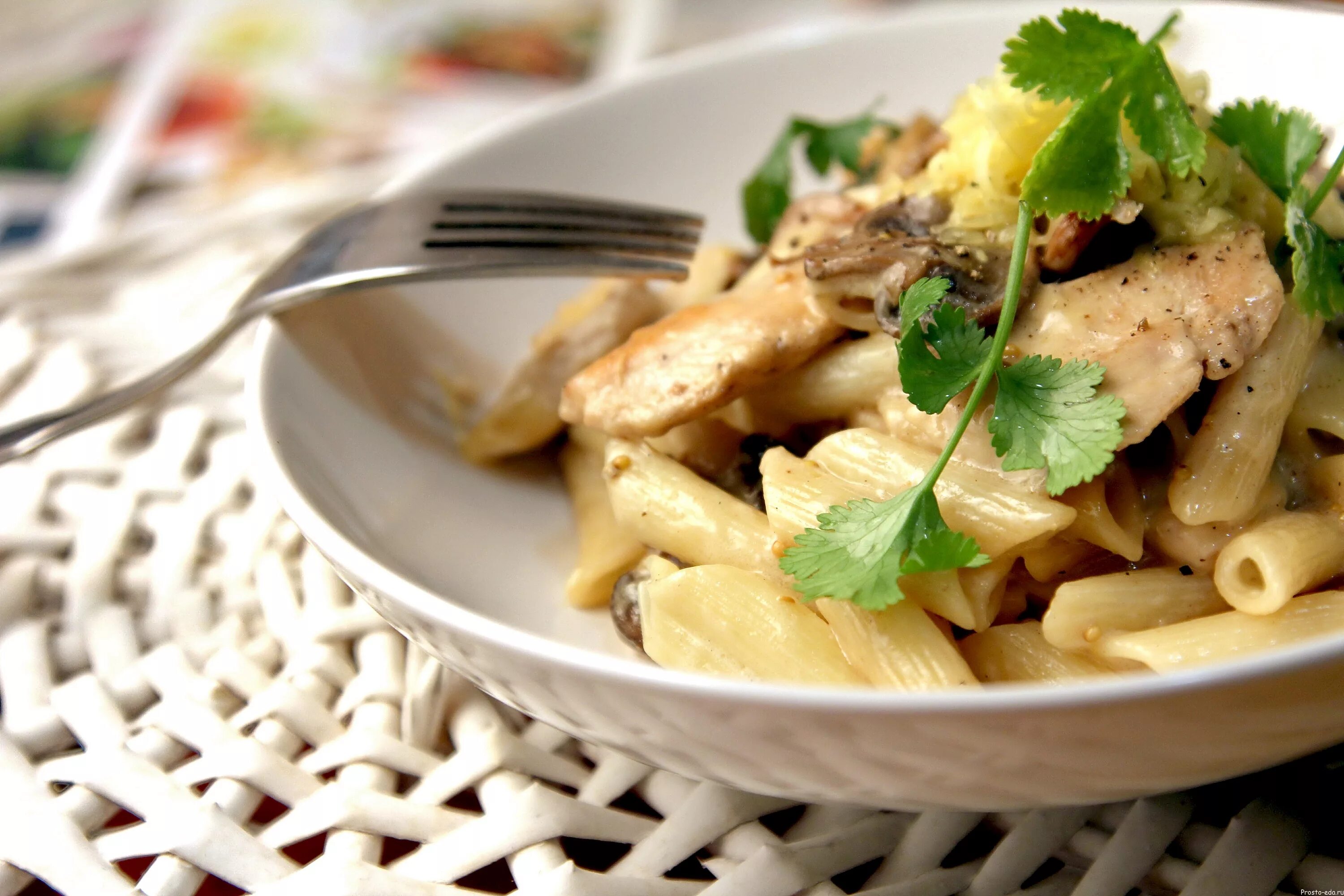 Паста с шампиньонами в сливочном с курицей. Сливочная паста с куриным филе. Пенне с курицей в сливочном соусе. Пенне с индейкой в сливочном соусе. Пенне с грибами в сливочном соусе.