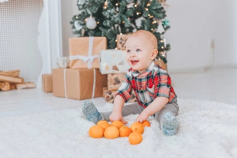 Мальчик мандарин. Фотосессия с мандаринами. Фотосессия с мандаринами Новогодняя. Мандарин для детей. Фотосессия ребенка с мандаринами.