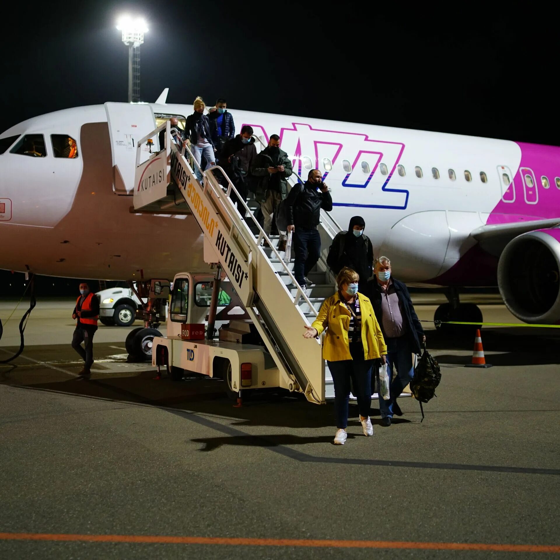 Самолет москва внутри. Борт рейс. Оказание помощи в самолете. Салон самолета. Боинг 737 600 салон.