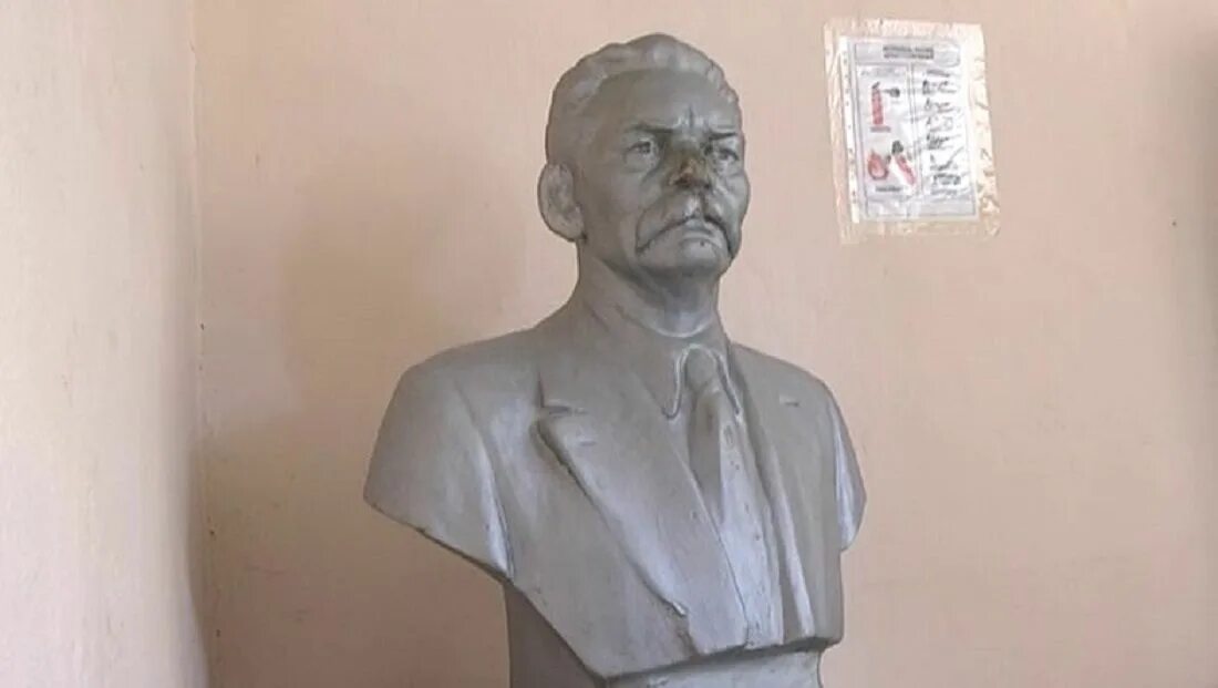 бюсты сталина жукова василевского. красивая упругая женская грудь. памятник руденко новосибирск. бюст максима горького в парке. красивая грудь второго размера.