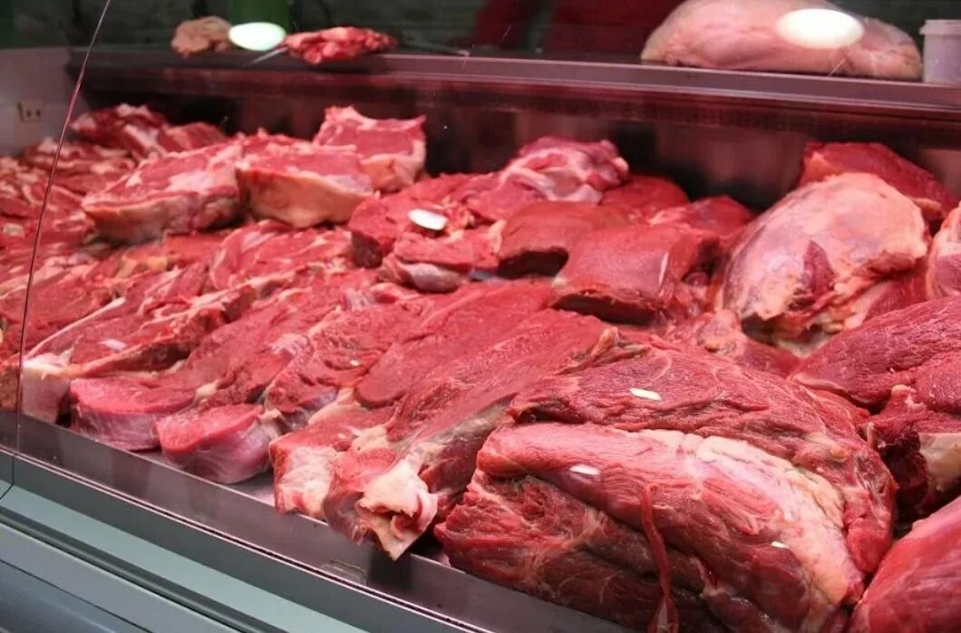 Let meat. Фермерское мясо. Мясной магазин на рынке.
