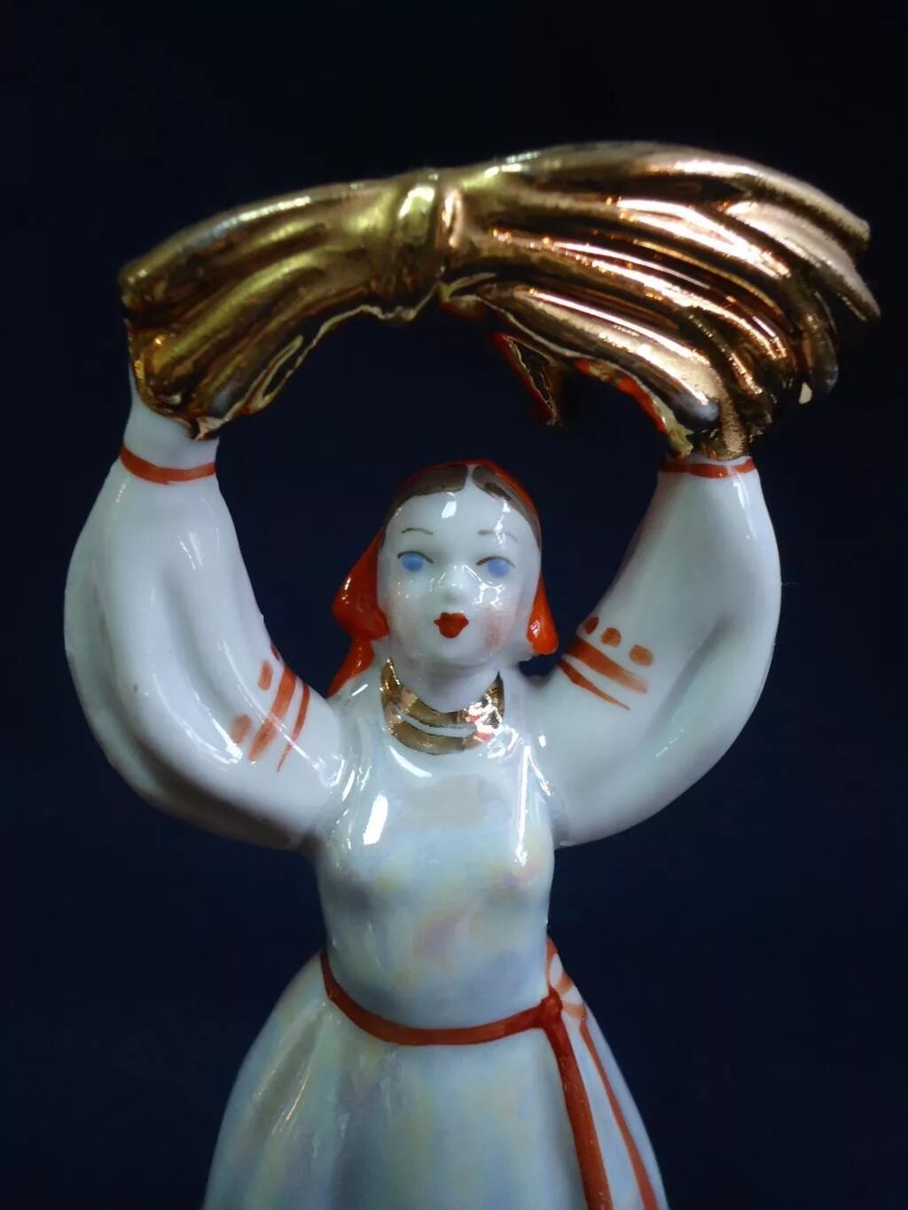 руки вверх колхозницы. уборка урожая серпом. женщина с серпом. женщина в пшеничном поле. колхозница в платке.