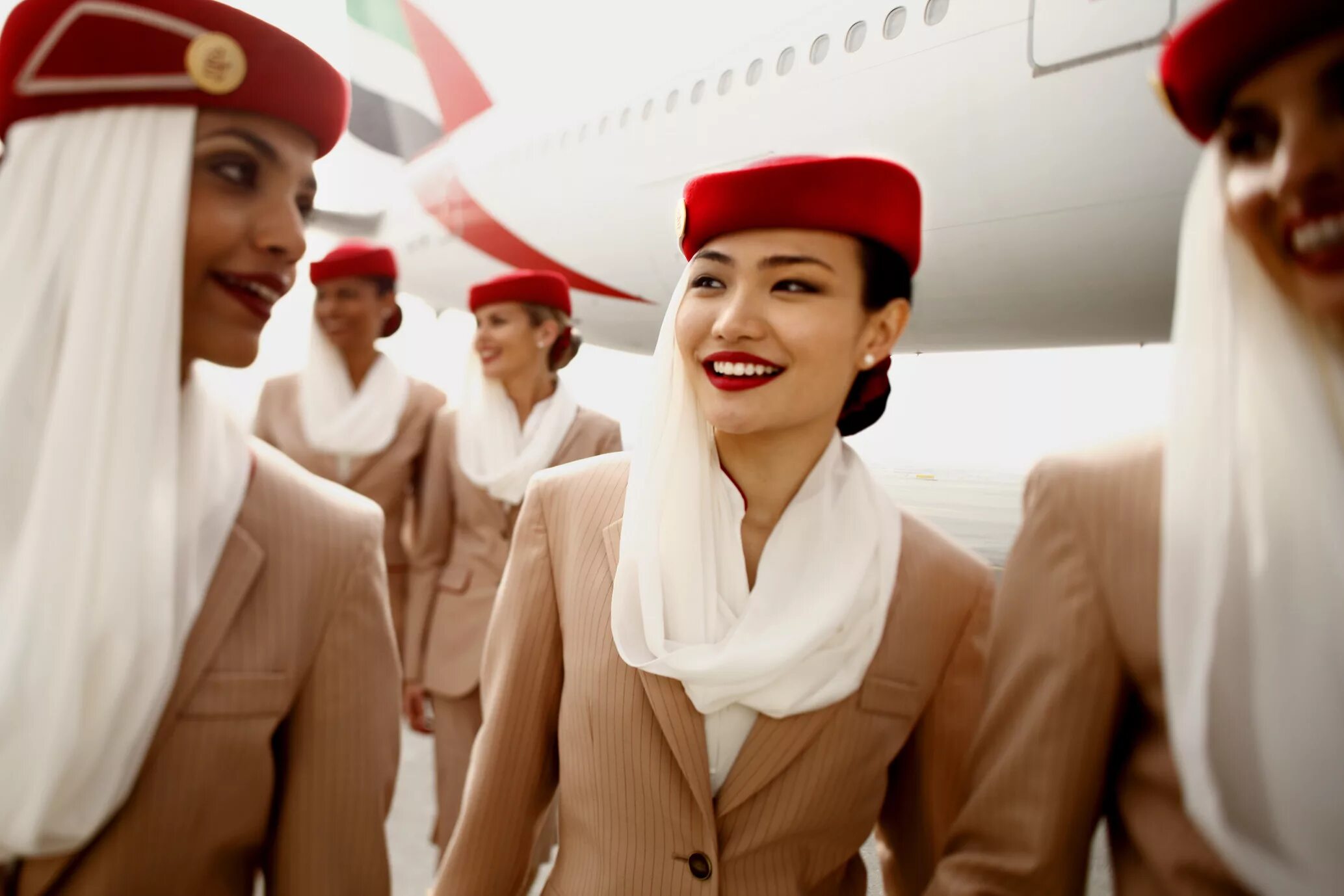 Hm uae. Авиакомпания Дубай Эмирейтс. Дубай Эмирейтс стюардессы. Emirates Airlines Бортпроводник. Дубай Эйрлайнс стюардессы.