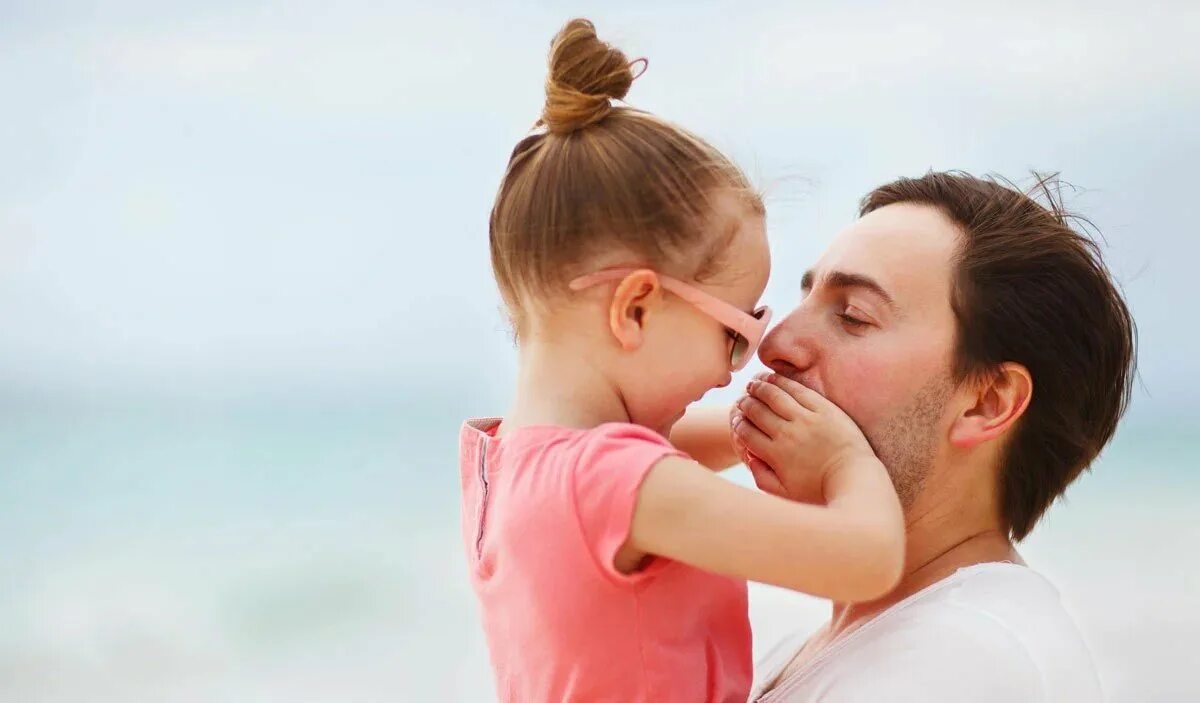 Фотосессия семьи со взрослыми детьми. Father daughter mother. Семейные отношения. Счастливые отношения в семье. Мать обнимает ребенка.
