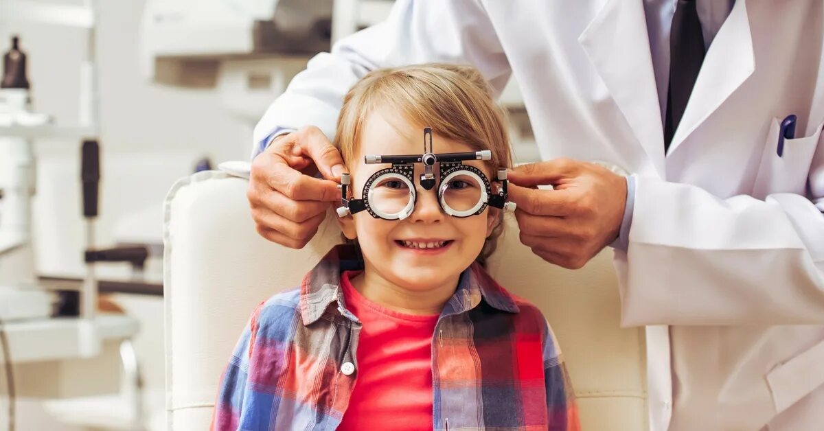 Аналитическое зрение. Детский офтальмолог. Офтальмология дети. Ребенок у окулиста. Детский глазной врач.