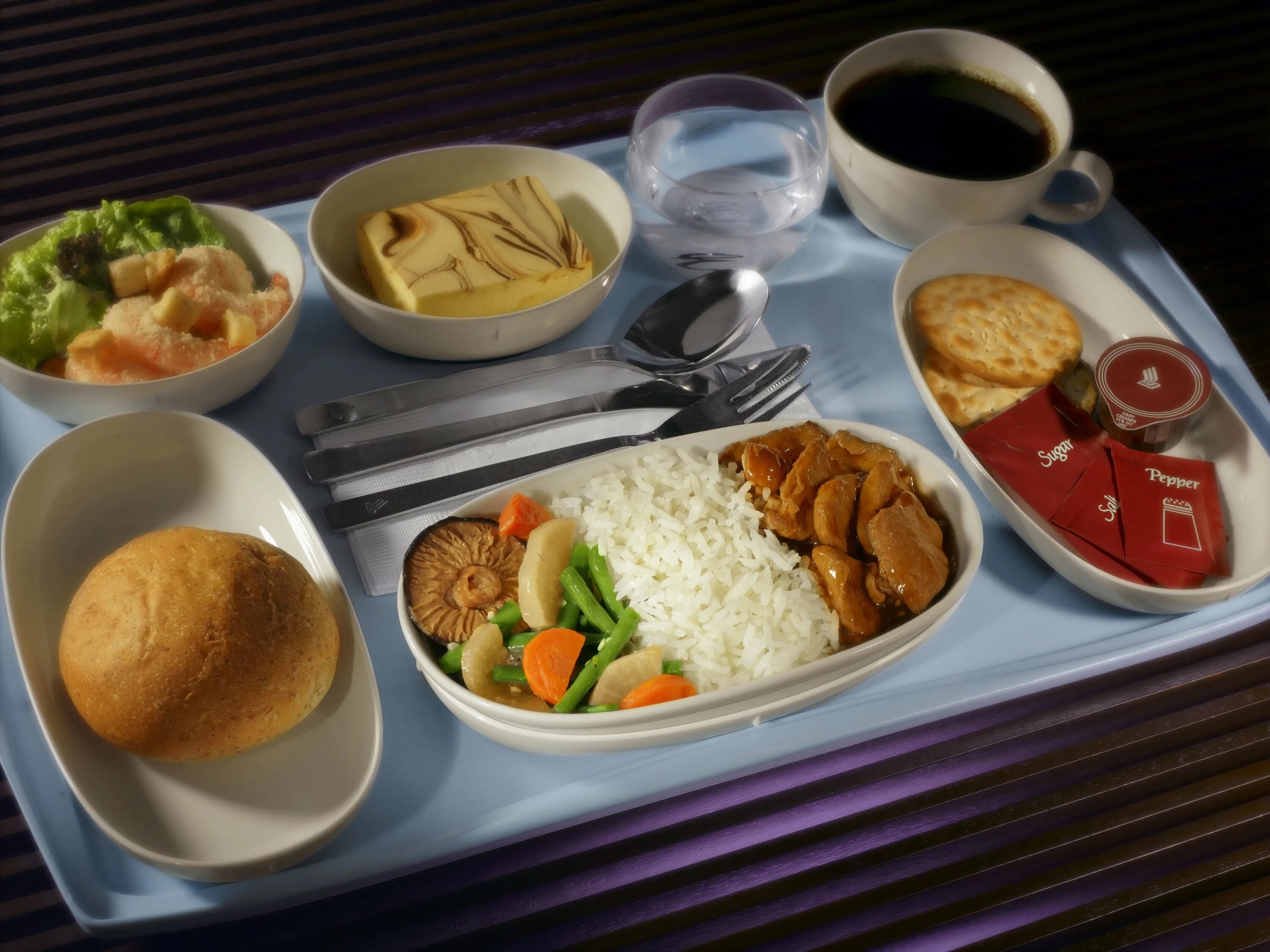 Проезд на обед. Еда в самолете. Завтрак в самолете. Обед в самолете. Поднос с едой в самолете.