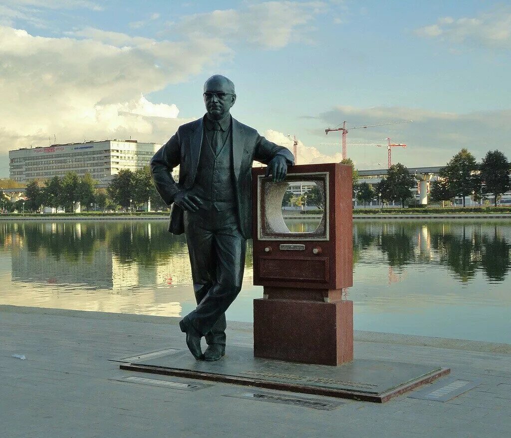 20 памятников москвы. Памятник Владимиру Зворыкину. Памятник в. к. Зворыкину, Москва Останкино. Памятник Зворыкину в Останкино.