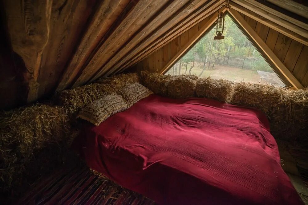 Спали в хлеву. Старый сарай изнутри. Иисус в яслях. Спали в хлеву. Ясли для скота.