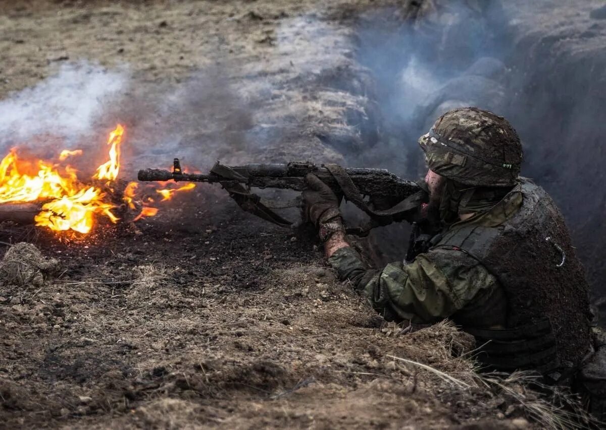 Огонь войны. Русский солдат в бою.