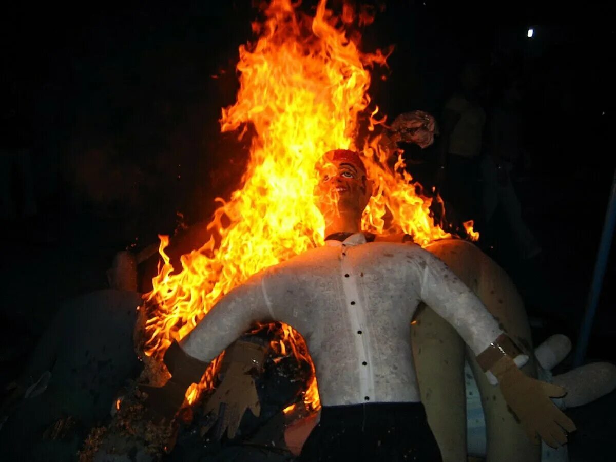 Сжигания чучела Эквадор НГ. Новый год в Панаме сжигание чучела. Эквадор новый год чучело. Новый год в Эквадоре традиции. Згораю или сгораю