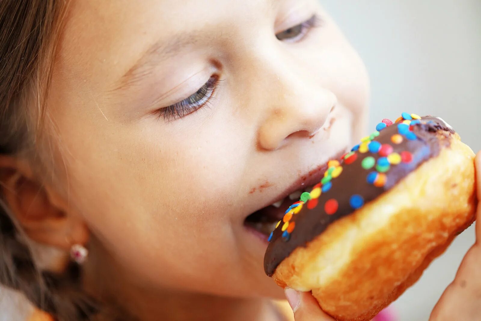 Вместо сладостей. Вместо сладостей детям. Много детей едят сладости. Дети любят сладкое картинки. Почему дети любят сладкое.