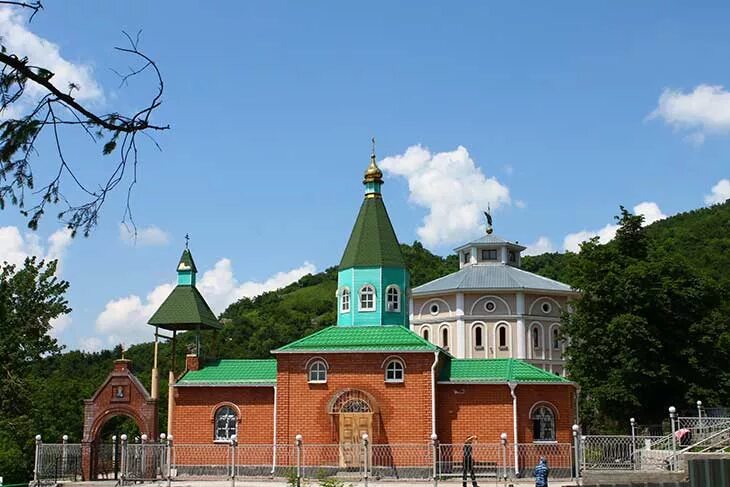 Гора бештау мужской монастырь пятигорск. Успенский Второафонский монастырь Пятигорск. Второафонский Бештаугорский монастырь. Бештаугорский Второафонский Успенский мужской монастырь Пятигорск. Успенский Второафонский монастырь на горе Бештау.