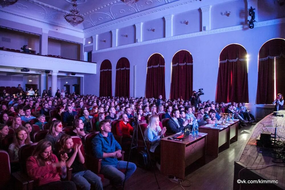 Коломна дк тепловозостроителей сайт. Коломна ДК Тепловозостроителей. Дворец Тепловозостроителей Коломна. Зал ДК Тепловозостроителей Коломна. ДК теплостроителей Коломна зал.