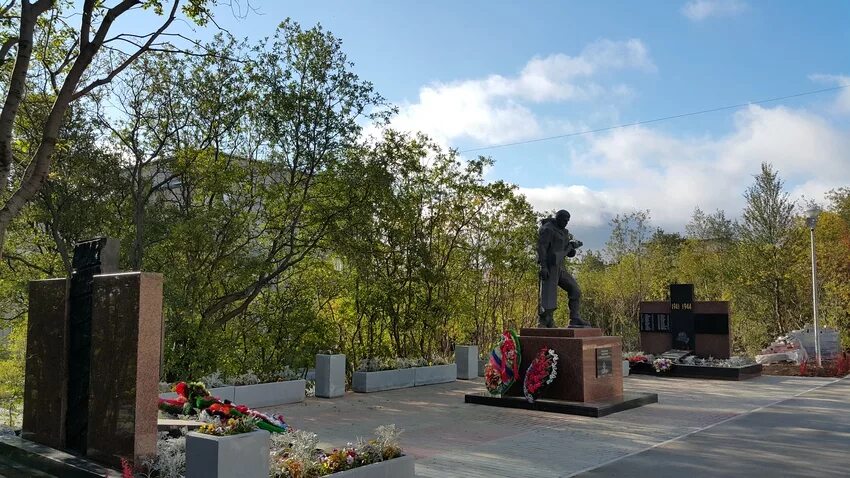 Памятник бабикову в заполярном. Заполярный улица бабикова. Заполярный город горняков. Памятник бабикову в заполярном. Заполярный памятники.