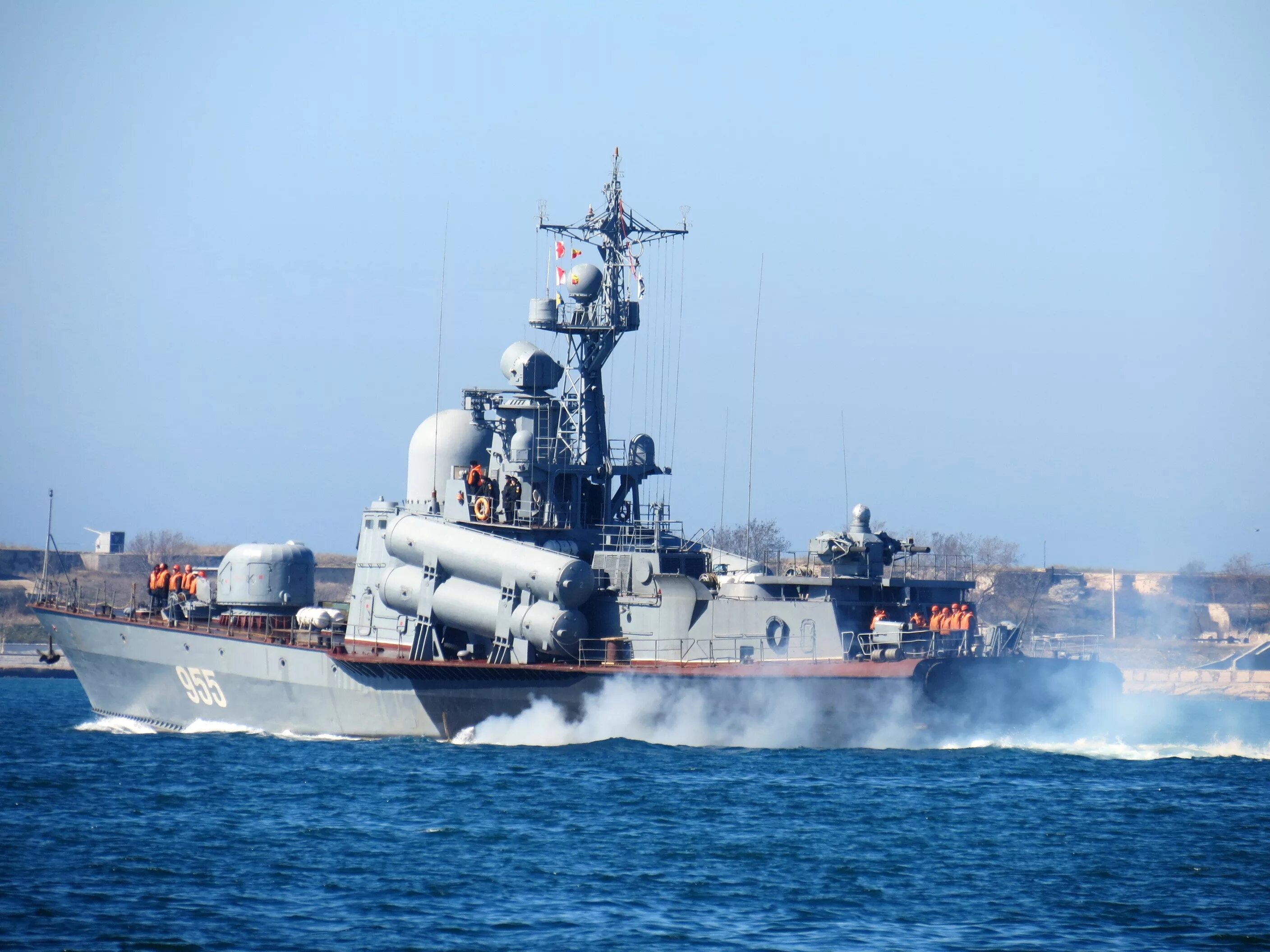 Рка. Ракетный катер 1241. Мрк р-60. Ракетные катера проекта 1241. Ракетный катер набережные челны.