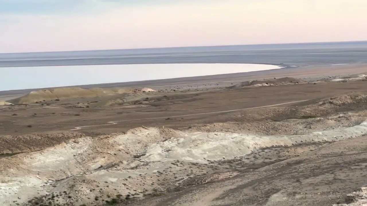 Аральское море вубекистане. Море, узбекистан, ташкент. Море в узбекистане которое высохло. Арал узбекистан. Бывшее море в узбекистане.